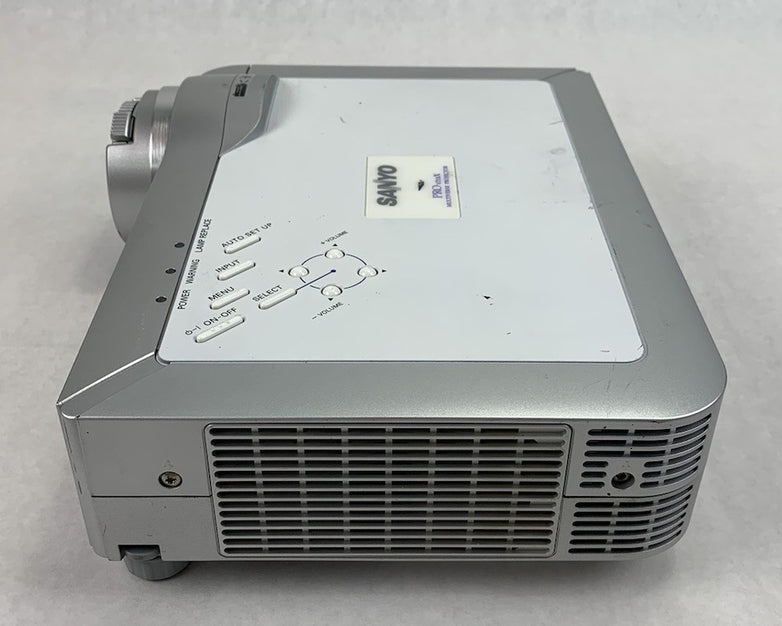 Sanyo PLC-XU86 LCD Projector – Parts or Repair Bad Lamp