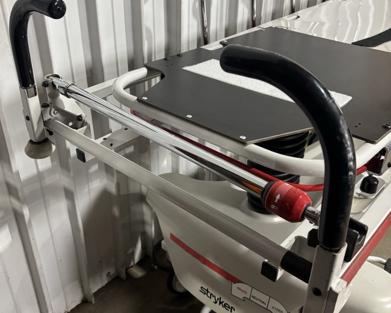 Stryker 1001 IPX2 Pedal Hydraulic Stretcher Deteriorated Rubber Wheels No Bed