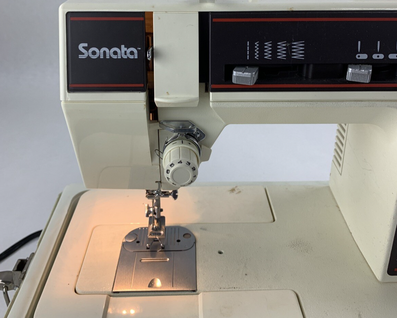 Singer Sonata 6610 Sewing Machine Powers and Runs w/ Cover Case and Manual
