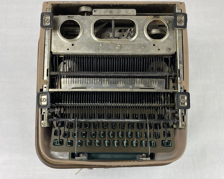 Remington Quiet Riter Miracle Tab Manual Typewriter with Case and Key Untested