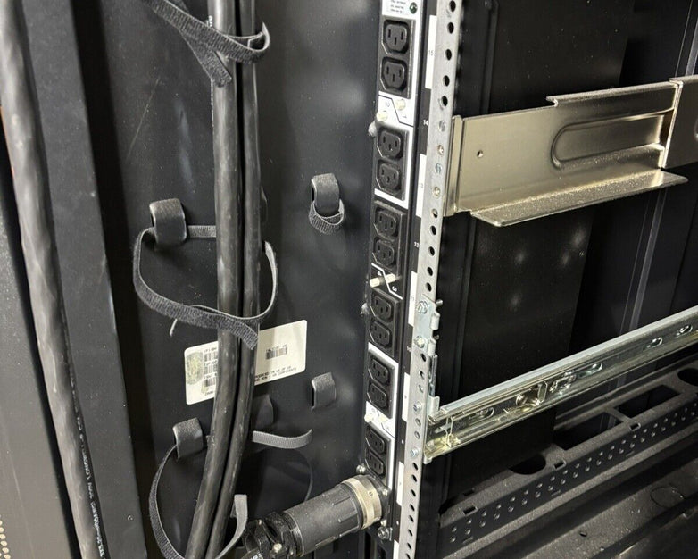 IBM 7014/7015/7017 00P1896 36U Server Rack Cabinet Missing Side Panel