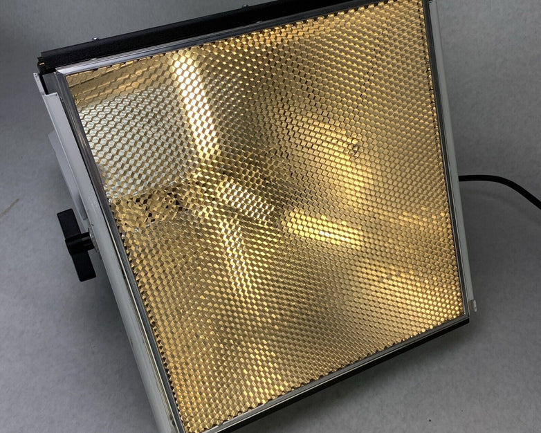 VIDESSENCE AA311471 16"X16" Studio Light with Honeycomb Grid and Grid Clamp