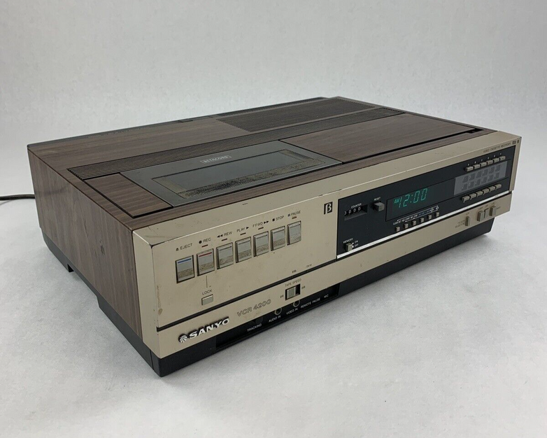 Sanyo VCR 4200 Betacord Video Cassette Recorder Power Tested Door Sticks Vintage