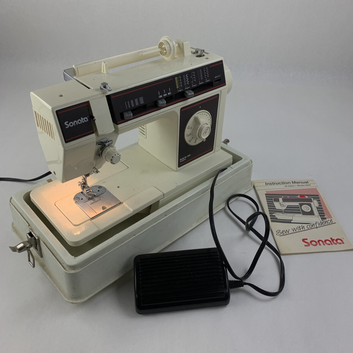 Singer Sonata 6610 Sewing Machine Powers and Runs w/ Cover