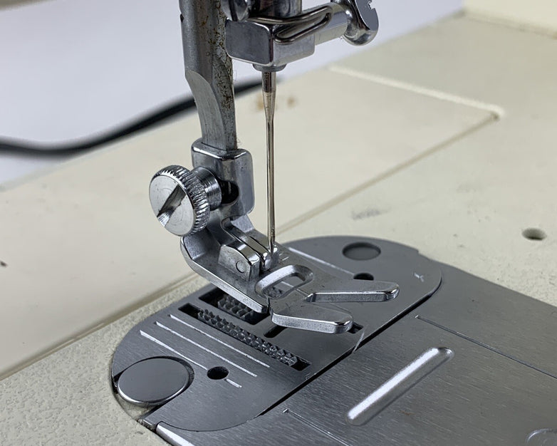Singer Sonata 6610 Sewing Machine Powers and Runs w/ Cover Case and Manual