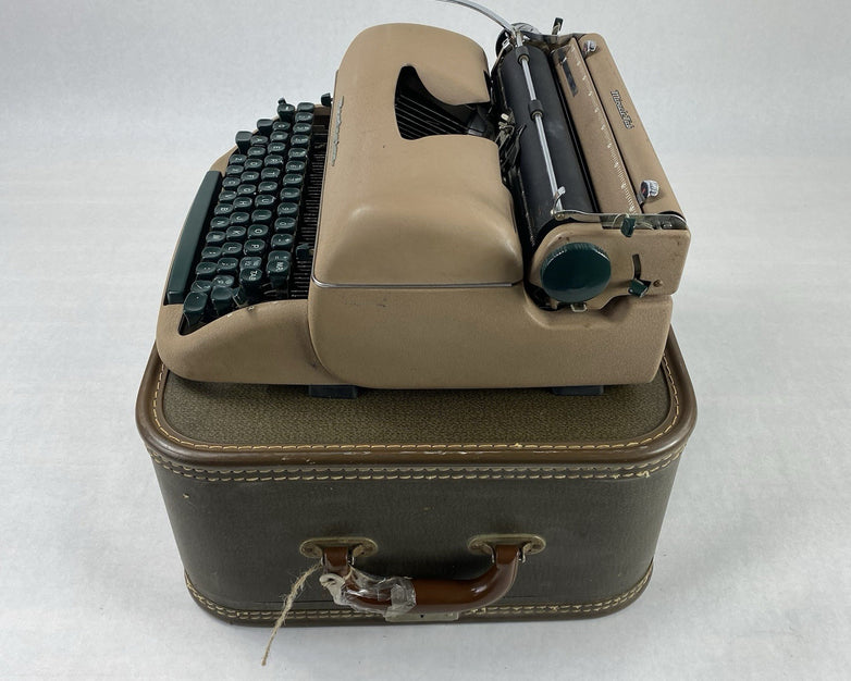 Remington Quiet Riter Miracle Tab Manual Typewriter with Case and Key Untested