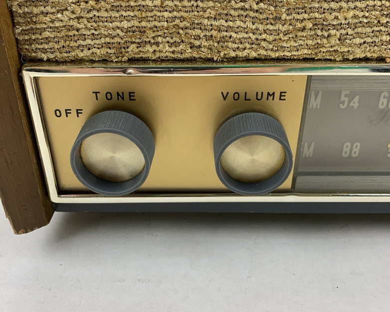 Magnavox FM040 Wood Cabinet Hi-Fi AM/FM Radio