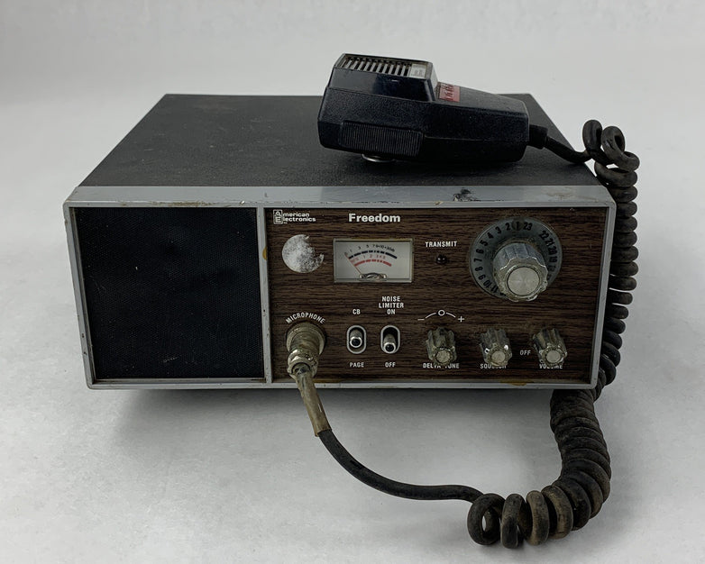 American Electronics 76-601 Freedom CB Radio Powers ON