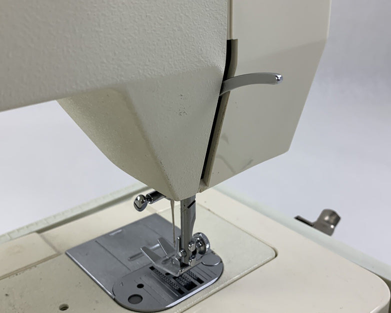 Singer Sonata 6610 Sewing Machine Powers and Runs w/ Cover Case and Manual