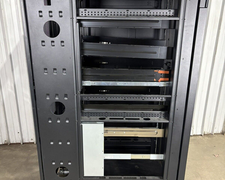 IBM 7014/7015/7017 00P1896 36U Server Rack Cabinet Missing Side Panel