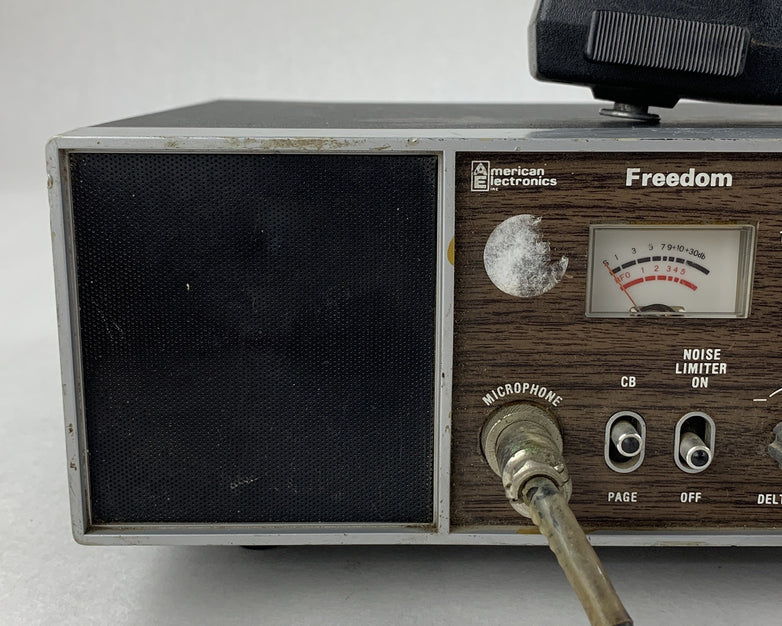 American Electronics 76-601 Freedom CB Radio Powers ON