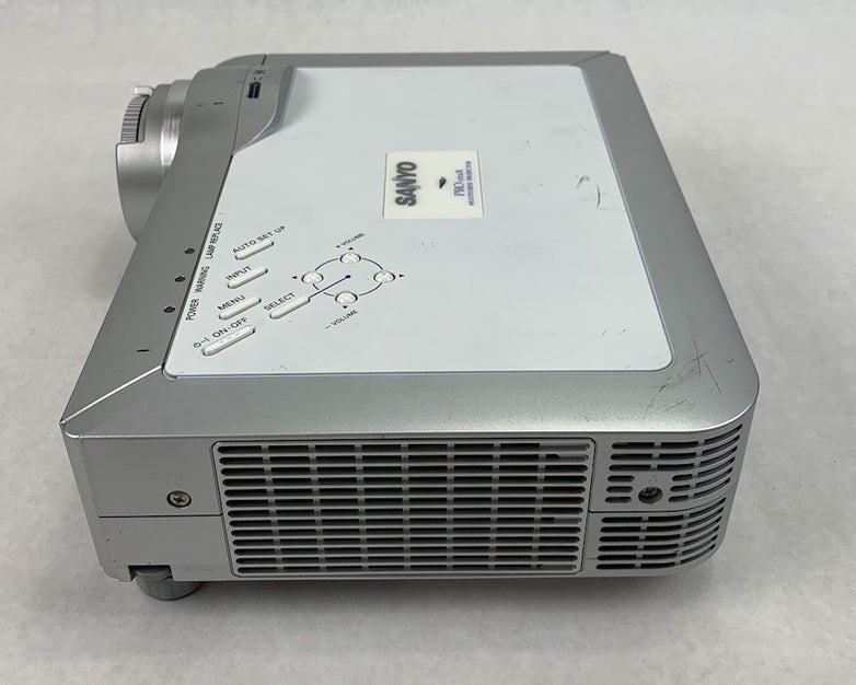 Sanyo PLC-XU86 LCD Projector – Parts or Repair No Lamp