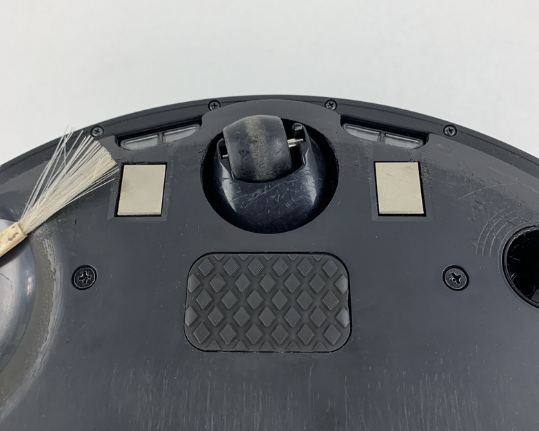 iRobot Roomba i1 Robot Vacuum Powers on For Parts and Repair