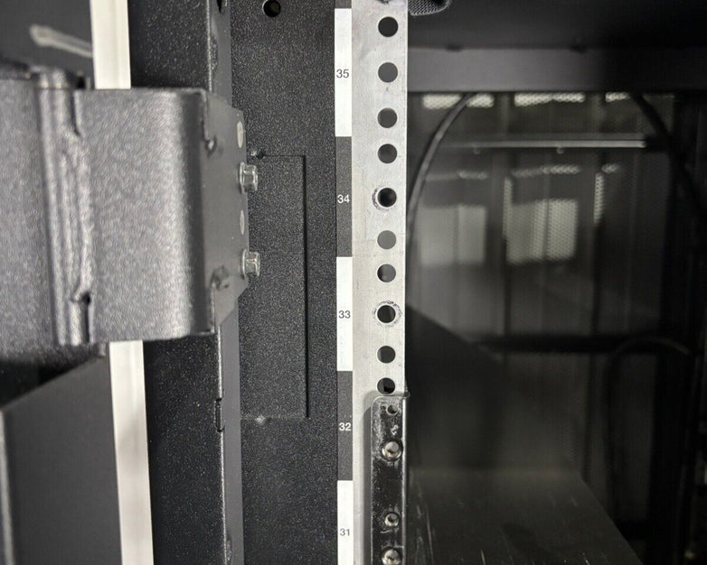 IBM 7014/7015/7017 00P1896 36U Server Rack Cabinet Missing Side Panel