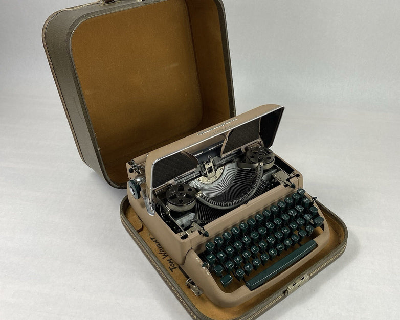 Remington Quiet Riter Miracle Tab Manual Typewriter with Case and Key Untested
