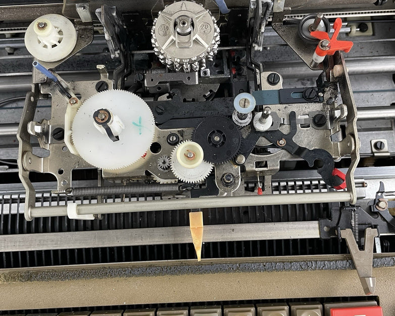 Royal 350A Typewriter 115V No Ribbon Tested