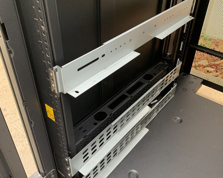 IBM NetBAY 9308 42U Enterprise Server Cabinet Rack 42S w/ Keys and Side Panels