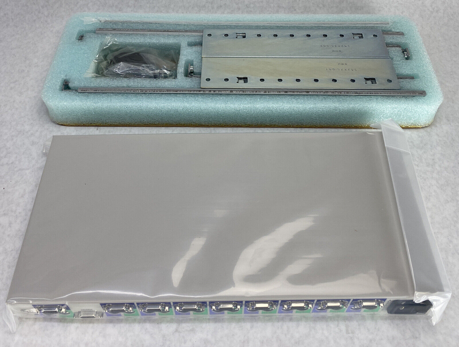 Compaq 400337-001 1X8-PORT KVM Switch