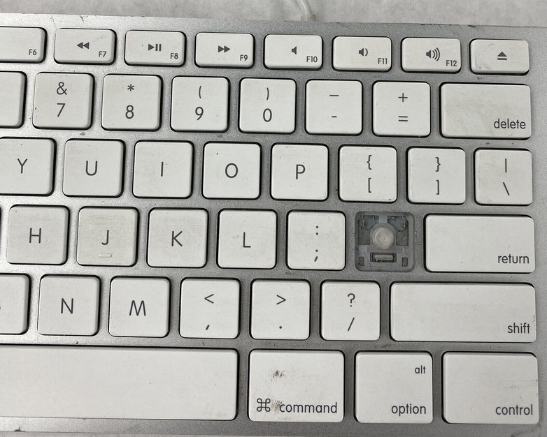 FOR PARTS Apple A1243 Wired USB MB110LL/A Keyboard w/ Genuine OEM Key Covers
