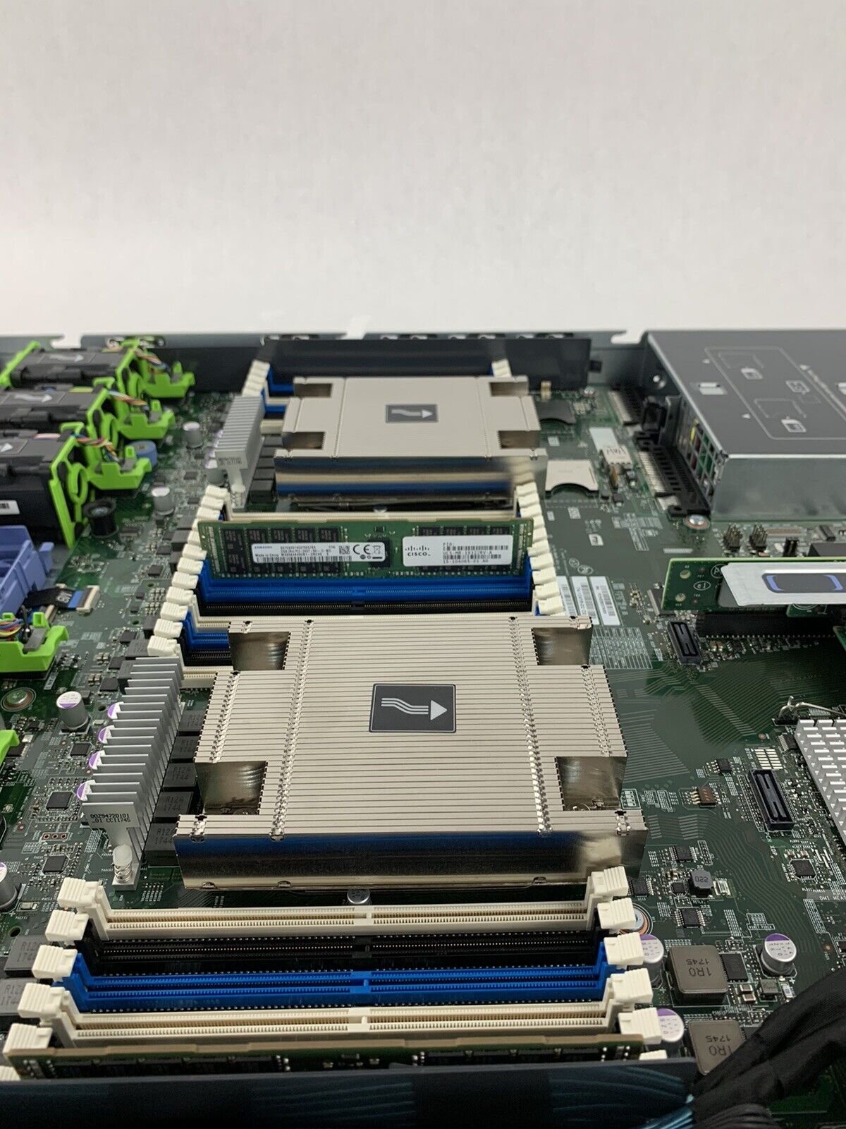 Cisco APIC-M2 Server UCS-C220-M4S Xeon E5-2609v3 1.9 GHz 64 GB Ram No OS No HDD