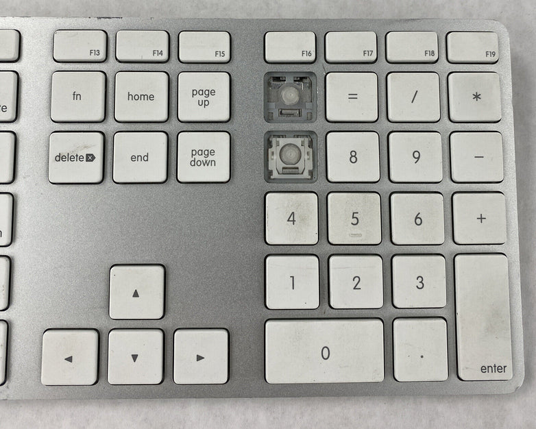 FOR PARTS Apple A1243 Wired USB MB110LL/A Keyboard w/ Genuine OEM Key Covers