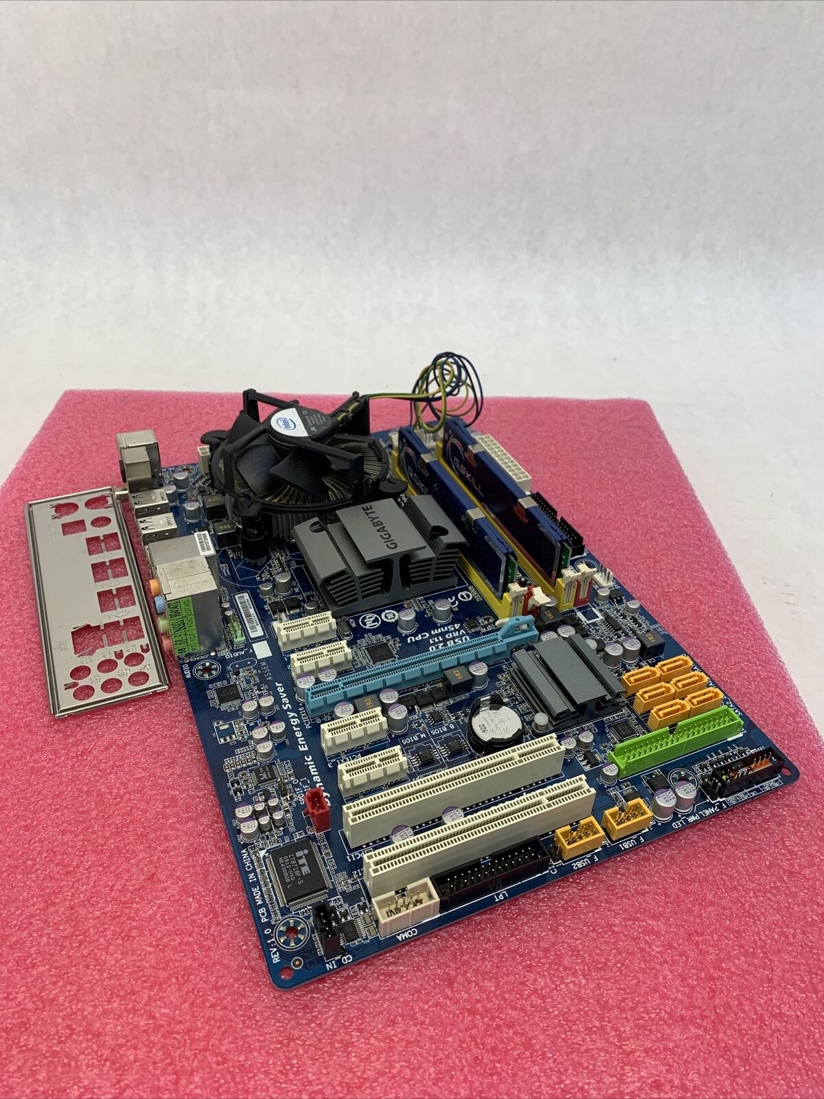 Gigabyte EP45-VD3L Motherboard Intel Core 2 Quad Q9300 2.5GHz 4GB RAM w/Shield