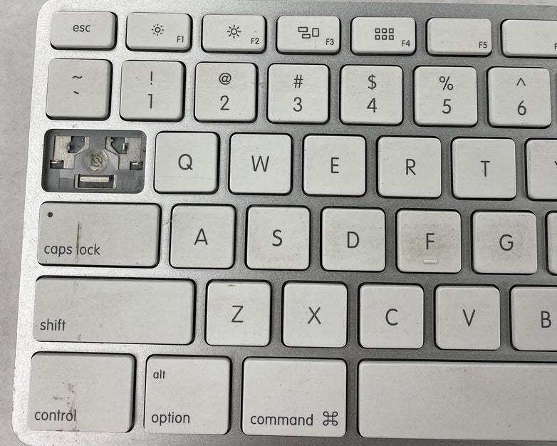 FOR PARTS Apple A1243 Wired USB MB110LL/A Keyboard w/ Genuine OEM Key Covers