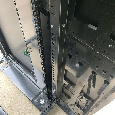 Dell PowerEdge 4220 42U Server Rack Cabinet 0T8GFJ  No PDUs or Rear Panel & Door