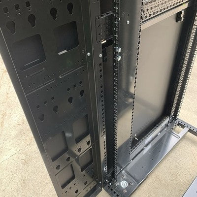 Dell PowerEdge 4220 42U Server Rack Cabinet 0T8GFJ  No PDUs or Rear Panel & Door