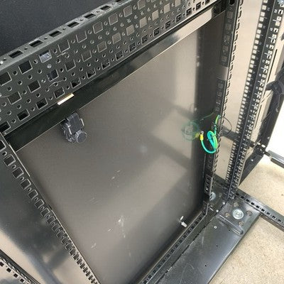 Dell PowerEdge 4220 42U Server Rack Cabinet 0T8GFJ  No PDUs or Rear Panel & Door