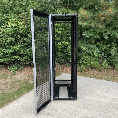 Dell PowerEdge 4220 42U Server Rack Cabinet 0T8GFJ  No PDUs or Rear Panel & Door