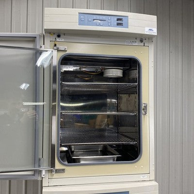 Forma Scientific 3110 Dual Stacked Water Jacketed CO2 Incubators