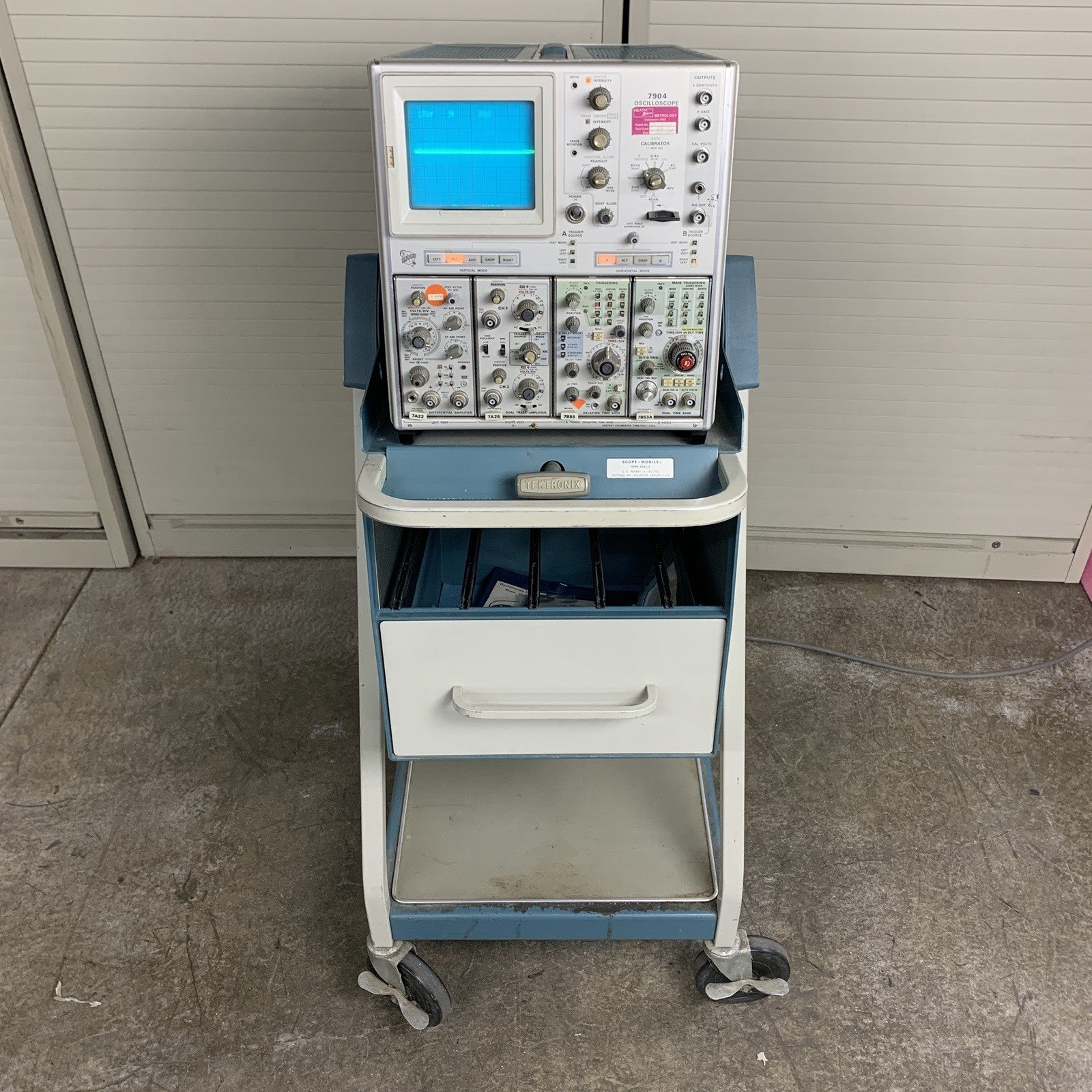 Tektronix 7904 Oscilloscope W/ 7A22 7A26 7B85 7B53A Module Cards and 204-2 Cart