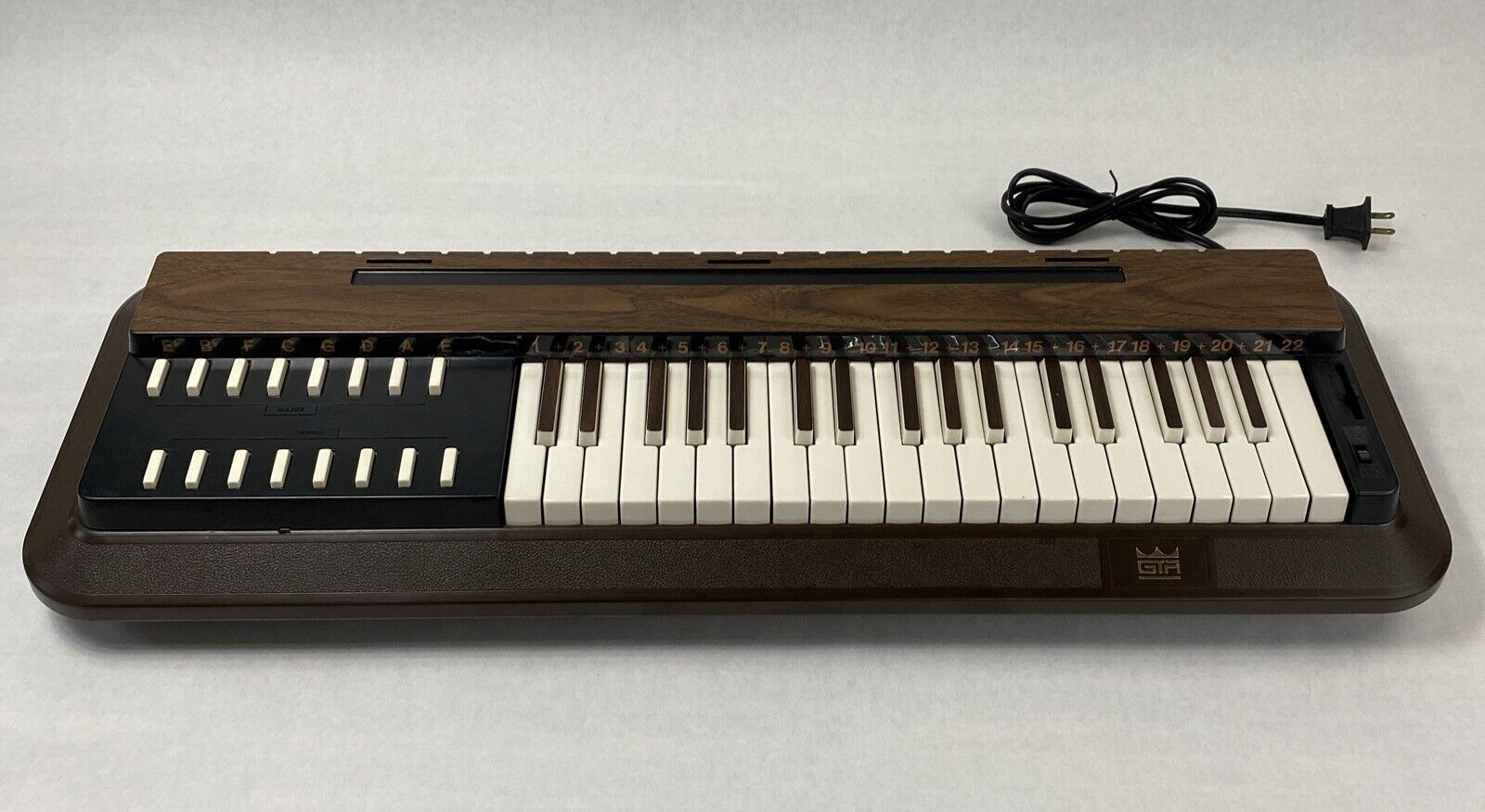 Vintage GTR 3751 16 Chord 3 Octave Electric Organ