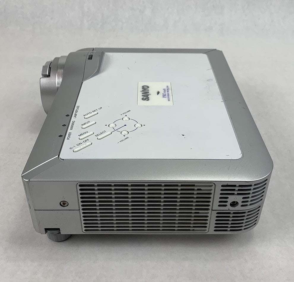 Sanyo PLC-XU86 LCD Projector – Parts or Repair Bad Lamp