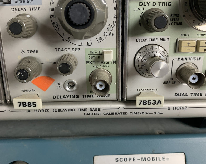 Tektronix 7904 Oscilloscope W/ 7A22 7A26 7B85 7B53A Module Cards and 204-2 Cart