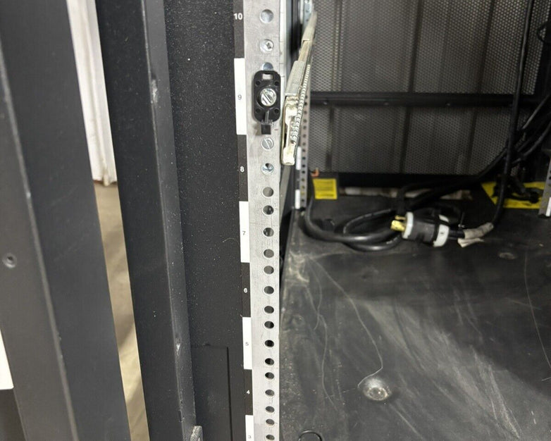 IBM 7014/7015/7017 00P1896 36U Server Rack Cabinet Missing Side Panel