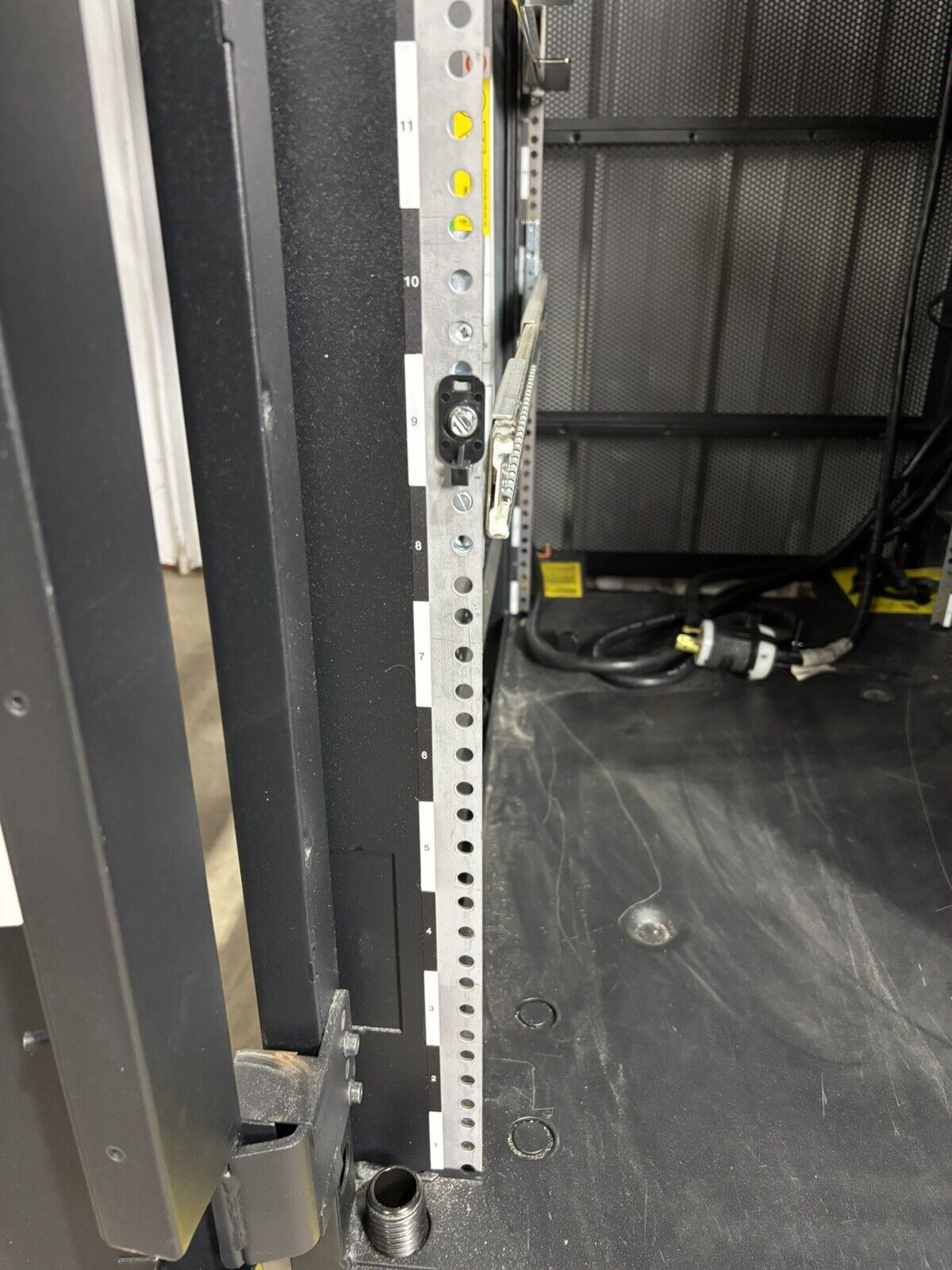 IBM 7014/7015/7017 00P1896 36U Server Rack Cabinet Missing Side Panel