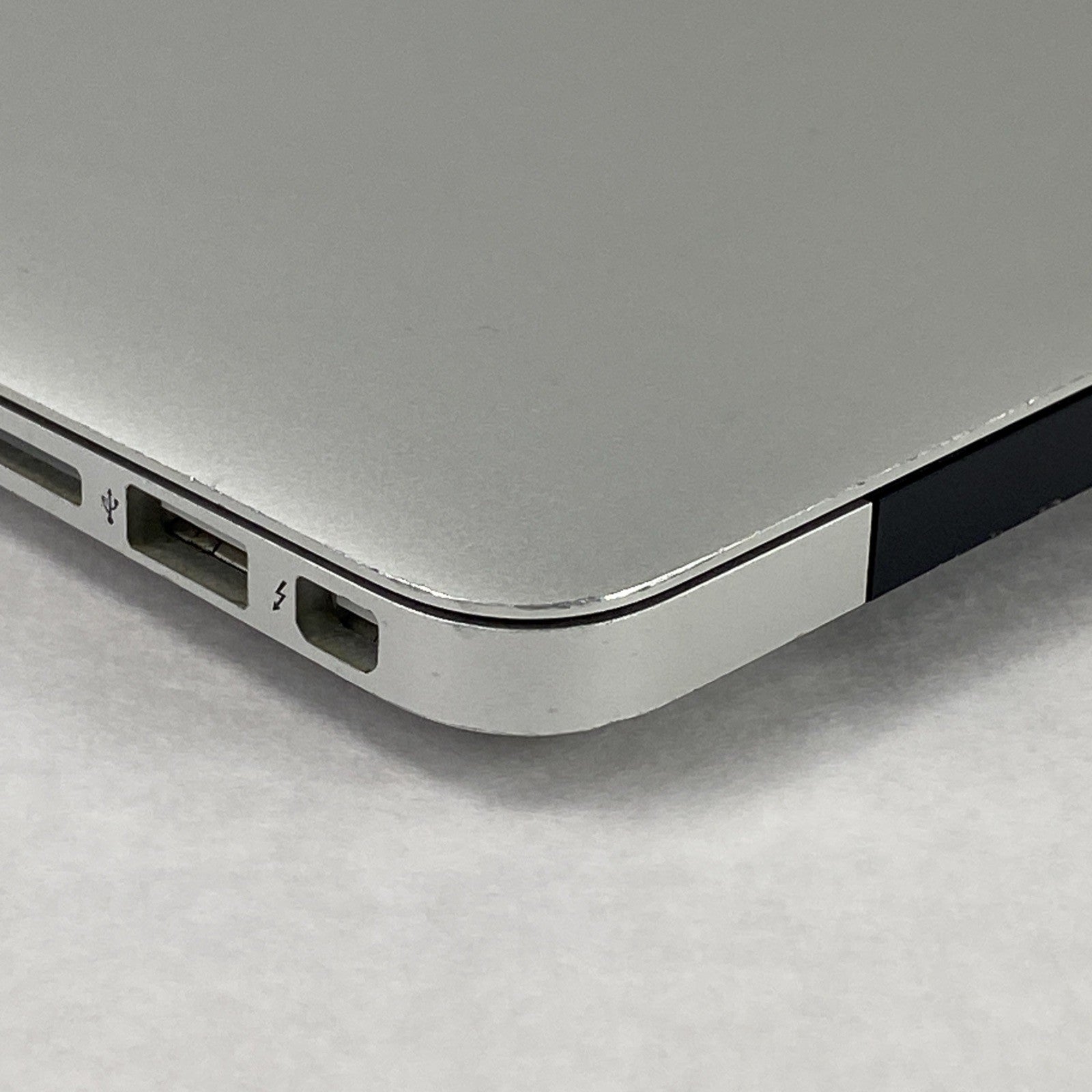 Apple MacBook Air A1466 2012 13" 1.8GHz i5 4GB RAM 250GB SSD os10.15.7 364Cycles