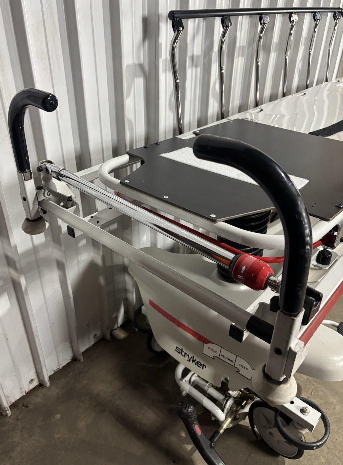 Stryker 1001 IPX2 Pedal Hydraulic Stretcher Deteriorated Rubber Wheels No Bed