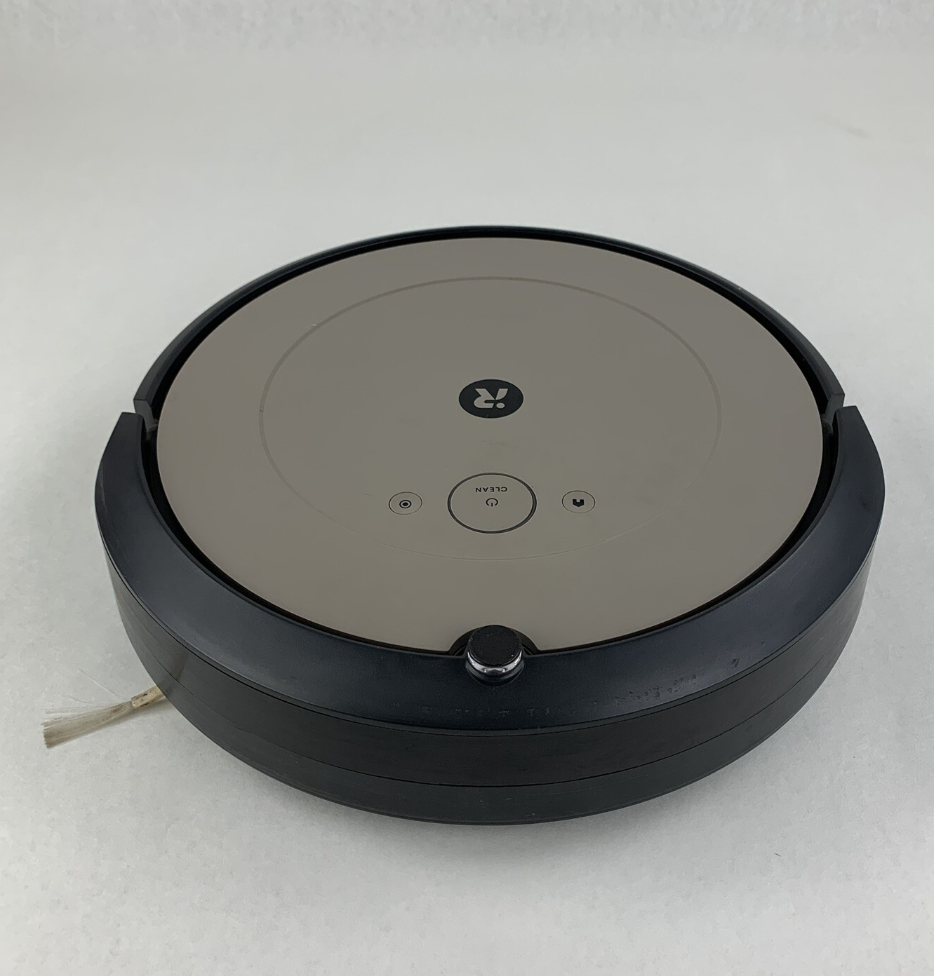 iRobot Roomba i1 Robot Vacuum Powers on For Parts and Repair