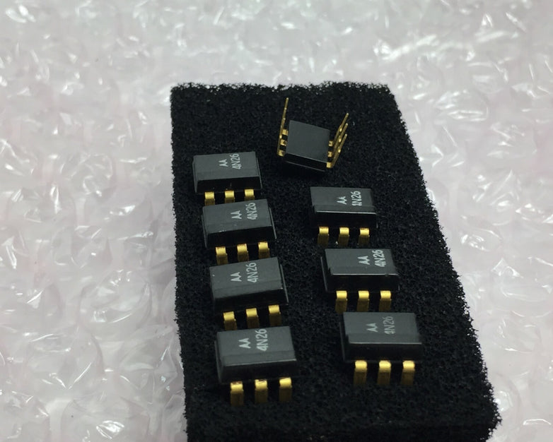 Motorola 4N26 6-Pin DIP Optoisolators Transistor Output   Lot of 8   NOS