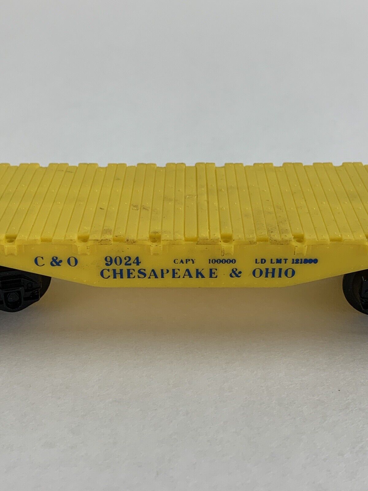 Lionel 9024 Chesapeake & Ohio Railroad Train Flat Skid and N.K.P 9031 Coal Car