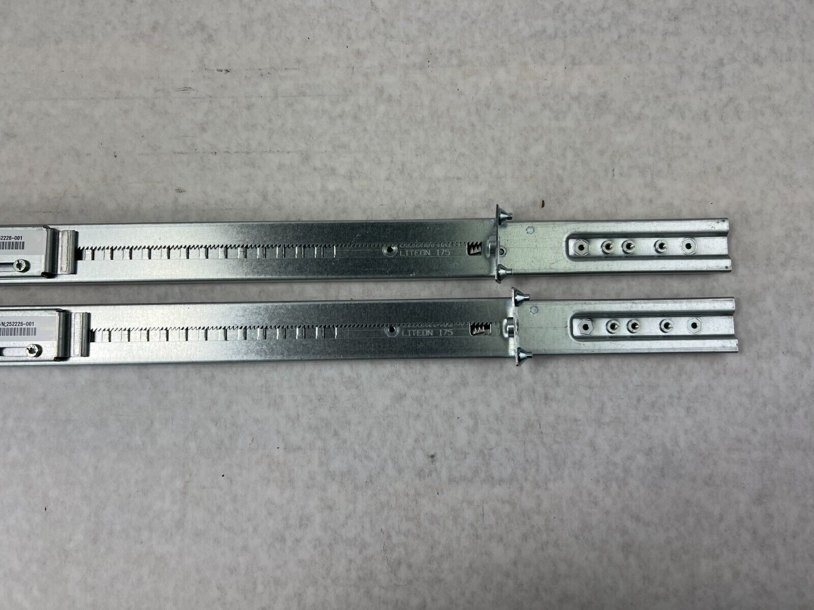 HP 252228-001 Left and Right Server Rails