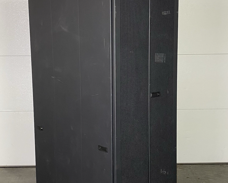 IBM 9307-4RX 1S 42U Server Rack Cabinet 39M6738 w/ Power Distribution Units