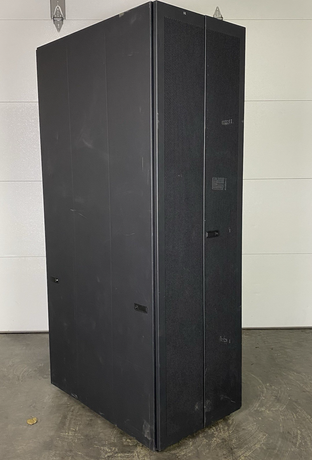 IBM 9307-4RX 1S 42U Server Rack Cabinet 39M6738 w/ Power Distribution Units0