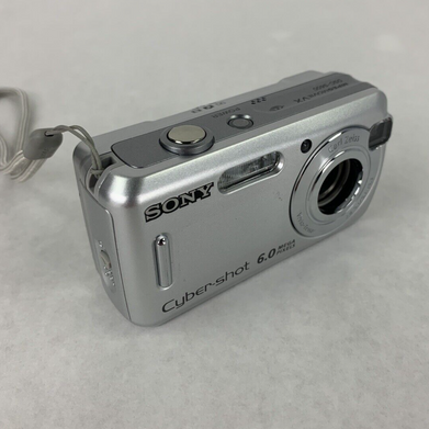Sony DSC-S600 Cyber Shot 6.0 MP Digital Camera w/ Case No Power Parts and Repair