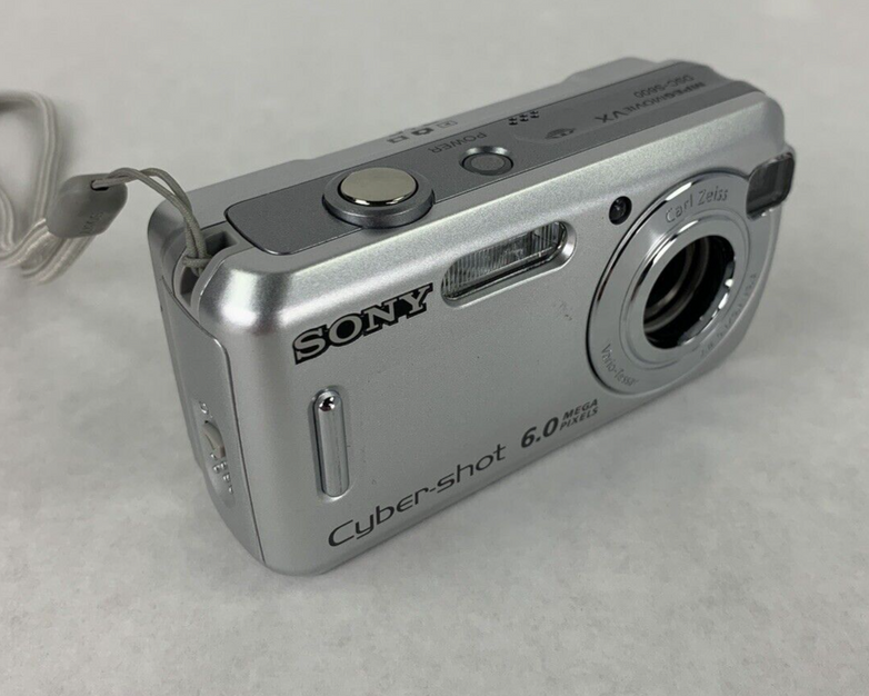 Sony DSC-S600 Cyber Shot 6.0 MP Digital Camera w/ Case No Power Parts and Repair