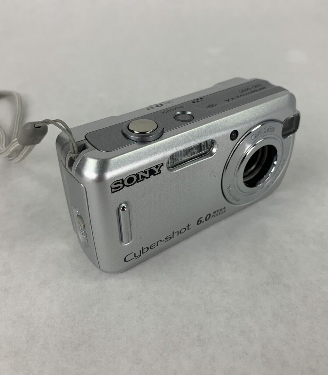 Sony DSC-S600 Cyber Shot 6.0 MP Digital Camera w/ Case No Power Parts and Repair