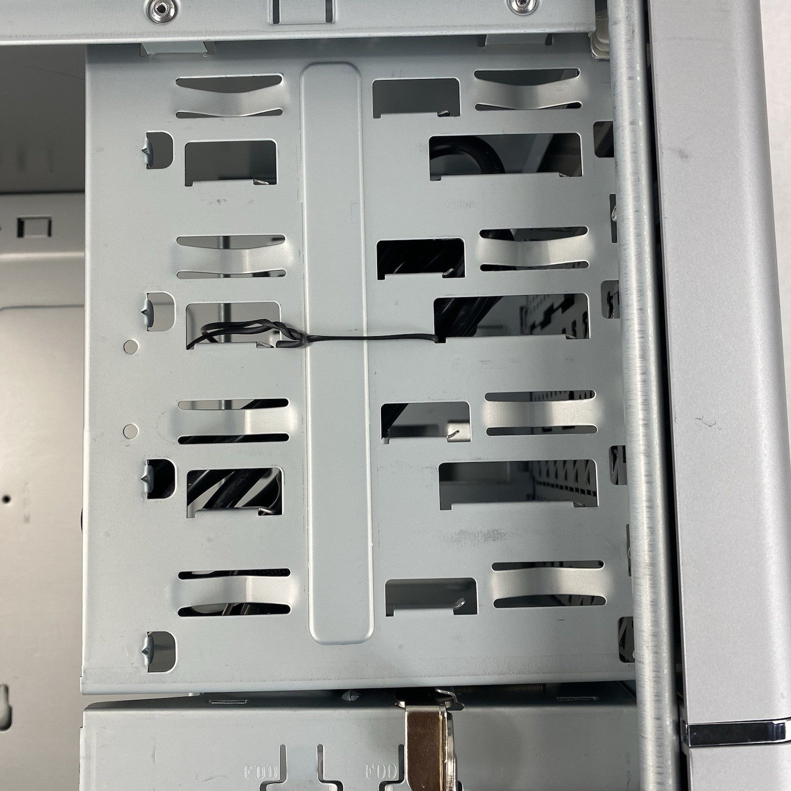 ASUS Ascot 6AR6-F Mid ATX Computer Case No Power Supply